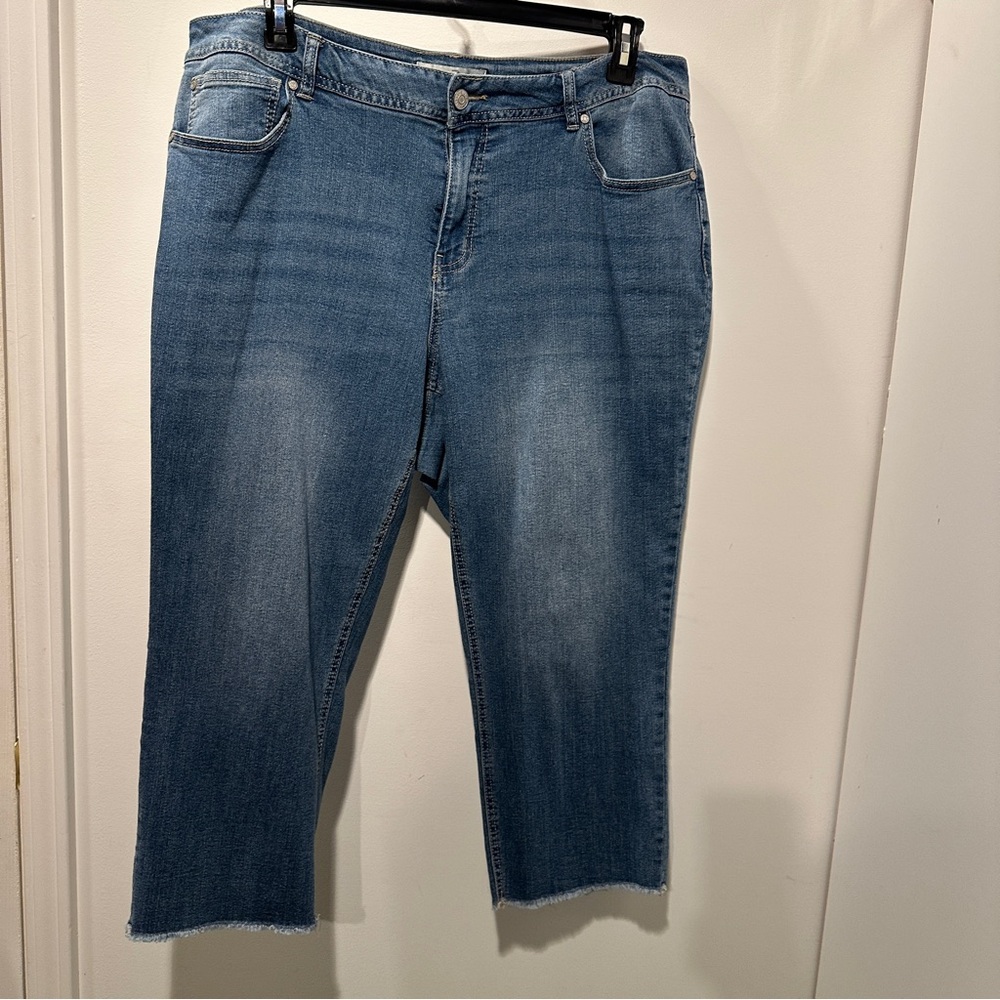 Women's Mid Blue Cropped Stretch Jeans with Frey at bottom 18W - Picture 3 of 8